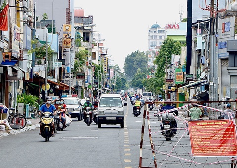 TP.HCM ngày đầu tiên thí điểm thẻ xanh COVID-19, người dân đi lại ra sao? - Ảnh 4. TP.HCM ngày đầu tiên thí điểm thẻ xanh COVID-19, người dân đi lại ra sao? - Ảnh 4.