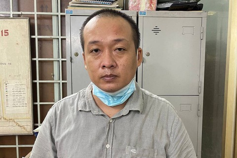 Một thanh niên TP.HCM bán nhiều giấy đi đường giả, thẻ tình nguyện viên giả... - Ảnh 1. Một thanh niên TP.HCM bán nhiều giấy đi đường giả, thẻ tình nguyện viên giả... - Ảnh 1.