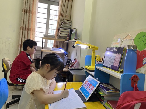 Học sinh lớp 1 ở TP.HCM sẽ đi học trực tiếp như thế nào? - Ảnh 1. Học sinh lớp 1 ở TP.HCM sẽ đi học trực tiếp như thế nào? - Ảnh 1.