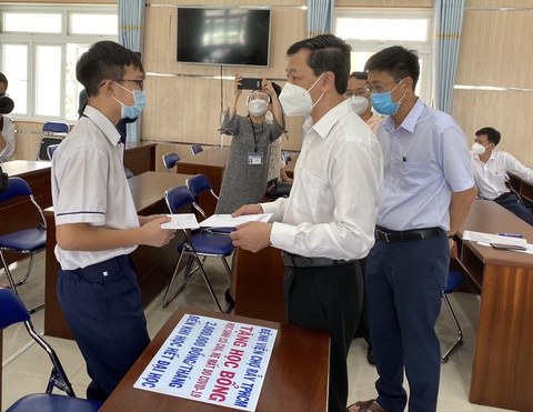 Bệnh viện Chợ Rẫy trao học bổng ‘đỡ đầu’ cho học sinh mất cha mẹ vì COVID-19 - Ảnh 1. Bệnh viện Chợ Rẫy trao học bổng ‘đỡ đầu’ cho học sinh mất cha mẹ vì COVID-19 - Ảnh 1.