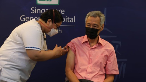 Thủ tướng Singapore tiêm liều vắc xin COVID-19 tăng cường - Ảnh 1. Thủ tướng Singapore tiêm liều vắc xin COVID-19 tăng cường - Ảnh 1.