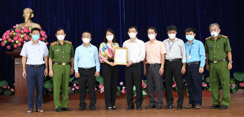 Bệnh viện Chợ Rẫy trao học bổng ‘đỡ đầu’ cho học sinh mất cha mẹ vì COVID-19 - Ảnh 2. Bệnh viện Chợ Rẫy trao học bổng ‘đỡ đầu’ cho học sinh mất cha mẹ vì COVID-19 - Ảnh 2.