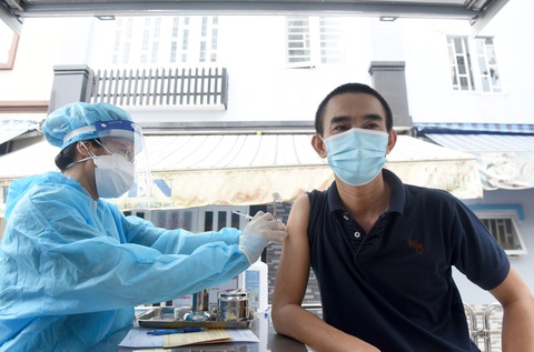 TP.HCM: Hơn 500.000 người chưa tiêm vắc xin, gần 1,8 triệu người cần tiêm mũi 2 - Ảnh 1. TP.HCM: Hơn 500.000 người chưa tiêm vắc xin, gần 1,8 triệu người cần tiêm mũi 2 - Ảnh 1.