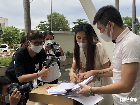 Thủy Tiên nói còn thiếu sót, sẽ không kêu gọi quyên góp từ thiện từ cộng đồng nữa - Ảnh 1. Thủy Tiên nói còn thiếu sót, sẽ không kêu gọi quyên góp từ thiện từ cộng đồng nữa - Ảnh 1.