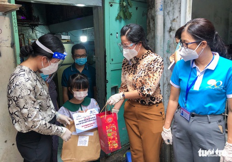 Chung tay hỗ trợ trẻ mồ côi: Xót xa khi thấy các bé chỉ trạc tuổi con mình - Ảnh 1. Chung tay hỗ trợ trẻ mồ côi: Xót xa khi thấy các bé chỉ trạc tuổi con mình - Ảnh 1.