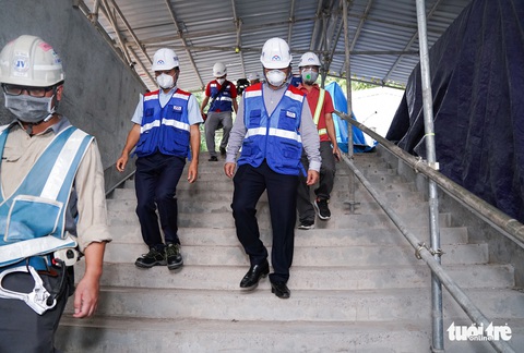 Thứ trưởng Bộ Xây dựng kiểm tra công trường nhà ga metro Bến Thành - Ảnh 2. Thứ trưởng Bộ Xây dựng kiểm tra công trường nhà ga metro Bến Thành - Ảnh 2.