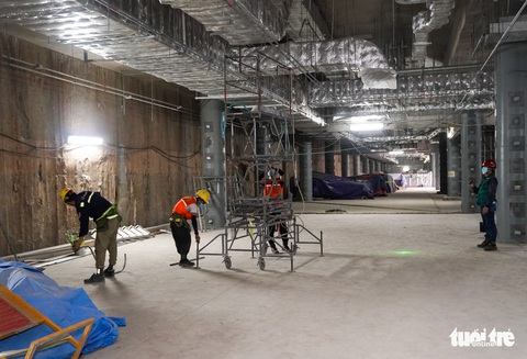 Thứ trưởng Bộ Xây dựng kiểm tra công trường nhà ga metro Bến Thành - Ảnh 4. Thứ trưởng Bộ Xây dựng kiểm tra công trường nhà ga metro Bến Thành - Ảnh 4.