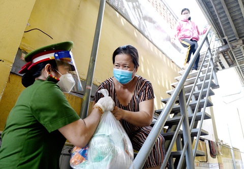 3.500 phần quà đến các khu nhà trọ ở quận 8 - Ảnh 1. 3.500 phần quà đến các khu nhà trọ ở quận 8 - Ảnh 1.
