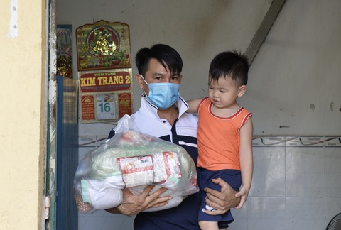 3.500 phần quà đến các khu nhà trọ ở quận 8 - Ảnh 5. 3.500 phần quà đến các khu nhà trọ ở quận 8 - Ảnh 5.