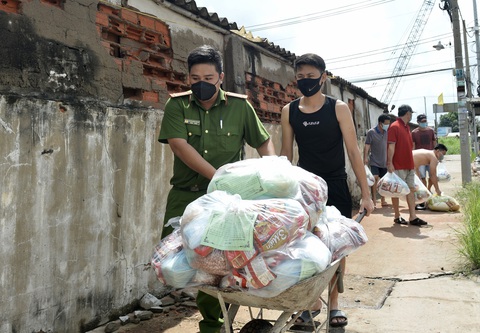 3.500 phần quà đến các khu nhà trọ ở quận 8 - Ảnh 4. 3.500 phần quà đến các khu nhà trọ ở quận 8 - Ảnh 4.