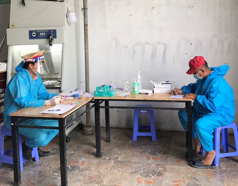 Tài xế từ Bình Dương đi TP.HCM sửa giấy xét nghiệm, test lại bị dương tính - Ảnh 1. Tài xế từ Bình Dương đi TP.HCM sửa giấy xét nghiệm, test lại bị dương tính - Ảnh 1.