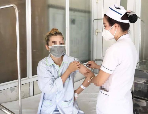Tự tiêm filler mua trôi nổi trên mạng, cô gái trẻ suýt phải cắt tuyến vú - Ảnh 1. Tự tiêm filler mua trôi nổi trên mạng, cô gái trẻ suýt phải cắt tuyến vú - Ảnh 1.