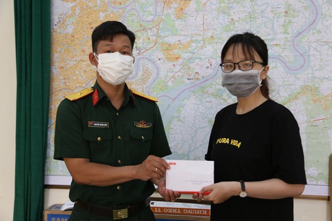 Trao tiền hỗ trợ 3 trẻ mồ côi vì đại dịch - Ảnh 1. Trao tiền hỗ trợ 3 trẻ mồ côi vì đại dịch - Ảnh 1.