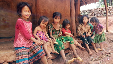 Chuyện lạ ở bản Robinson - Kỳ 3: Xóm tôi 3 đời không đi học - Ảnh 1. Chuyện lạ ở bản Robinson - Kỳ 3: Xóm tôi 3 đời không đi học - Ảnh 1.