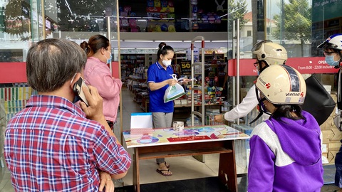 Đồ dùng học tập tăng giá, khó mua - Ảnh 1. Đồ dùng học tập tăng giá, khó mua - Ảnh 1.