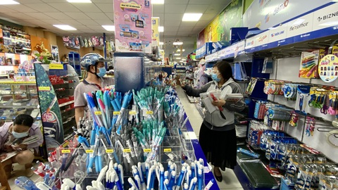 Đồ dùng học tập tăng giá, khó mua - Ảnh 2. Đồ dùng học tập tăng giá, khó mua - Ảnh 2.