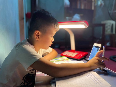 Dạy trực tuyến cho học sinh tiểu học: Nên tiếp tục hay dừng? - Ảnh 1. Dạy trực tuyến cho học sinh tiểu học: Nên tiếp tục hay dừng? - Ảnh 1.