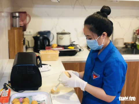 Bánh trung thu handmade gửi tặng thiếu nhi trong dịch COVID-19 - Ảnh 1. Bánh trung thu handmade gửi tặng thiếu nhi trong dịch COVID-19 - Ảnh 1.