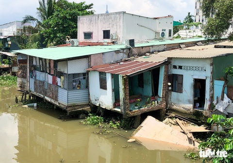 Sạt lở rạch cầu Giồng Ông Tố: Nghe tiếng rào rào, nhà bếp, nhà tắm sụp xuống rạch - Ảnh 1. Sạt lở rạch cầu Giồng Ông Tố: Nghe tiếng rào rào, nhà bếp, nhà tắm sụp xuống rạch - Ảnh 1.