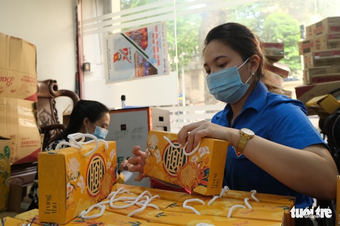Bánh trung thu handmade gửi tặng thiếu nhi trong dịch COVID-19 - Ảnh 2. Bánh trung thu handmade gửi tặng thiếu nhi trong dịch COVID-19 - Ảnh 2.