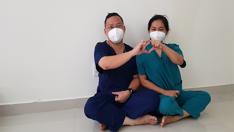 Những cặp vợ chồng nơi tuyến đầu chống dịch - Ảnh 1. Những cặp vợ chồng nơi tuyến đầu chống dịch - Ảnh 1.