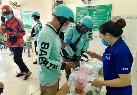 Siêu thị, nhà thuốc hoạt động từ lâu, sao quận 7 đưa vào danh sách thí điểm mở cửa? - Ảnh 1. Siêu thị, nhà thuốc hoạt động từ lâu, sao quận 7 đưa vào danh sách thí điểm mở cửa? - Ảnh 1.