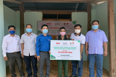Hoàn thành bàn giao 10 căn nhà cho bà con vùng lũ, sạt lở ở Quảng Nam - Ảnh 1. Hoàn thành bàn giao 10 căn nhà cho bà con vùng lũ, sạt lở ở Quảng Nam - Ảnh 1.