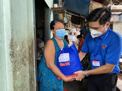 Hơn 2.000 phần quà cho một mùa tết đoàn viên ấm áp - Ảnh 3. Hơn 2.000 phần quà cho một mùa tết đoàn viên ấm áp - Ảnh 3.