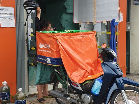 Giao hàng gặp khó, bán hàng online quá tải, siêu thị đang tìm cách - Ảnh 4. Giao hàng gặp khó, bán hàng online quá tải, siêu thị đang tìm cách - Ảnh 4.