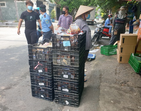 Giao hàng gặp khó, bán hàng online quá tải, siêu thị đang tìm cách - Ảnh 2. Giao hàng gặp khó, bán hàng online quá tải, siêu thị đang tìm cách - Ảnh 2.