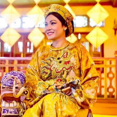 Việt Hương bức xúc vì bức hình cắt ghép cô khóc lóc bên ảnh Phi Nhung - Ảnh 3. Việt Hương bức xúc vì bức hình cắt ghép cô khóc lóc bên ảnh Phi Nhung - Ảnh 3.