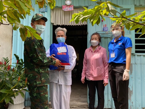 Hơn 2.000 phần quà cho một mùa tết đoàn viên ấm áp - Ảnh 2. Hơn 2.000 phần quà cho một mùa tết đoàn viên ấm áp - Ảnh 2.