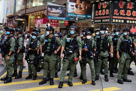 Bầu cử ở Hong Kong: Cảnh sát đông hơn người đi bỏ phiếu - Ảnh 1. Bầu cử ở Hong Kong: Cảnh sát đông hơn người đi bỏ phiếu - Ảnh 1.