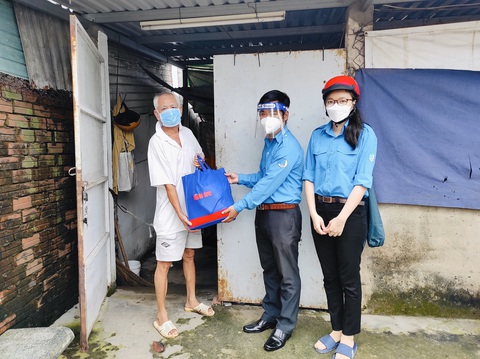 Hơn 2.000 phần quà cho một mùa tết đoàn viên ấm áp - Ảnh 4. Hơn 2.000 phần quà cho một mùa tết đoàn viên ấm áp - Ảnh 4.