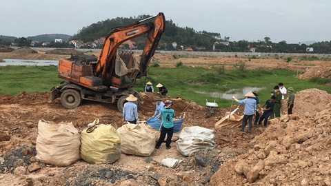 Chỉ đạo chôn trộm 257 tấn rác thải công nghiệp, giám đốc người Trung Quốc bị khởi tố - Ảnh 2. Chỉ đạo chôn trộm 257 tấn rác thải công nghiệp, giám đốc người Trung Quốc bị khởi tố - Ảnh 2.