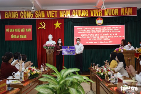 Phó chủ tịch nước tặng 5.000 kit xét nghiệm và 5 nhà tình nghĩa cho An Giang - Ảnh 1. Phó chủ tịch nước tặng 5.000 kit xét nghiệm và 5 nhà tình nghĩa cho An Giang - Ảnh 1.