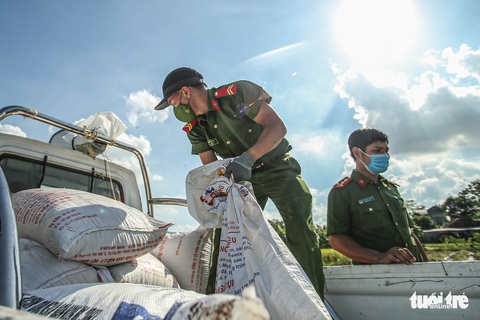 Những người lính trẻ đội nắng, vượt màn đêm gặt lúa cho bà con vùng cách ly y tế - Ảnh 5. Những người lính trẻ đội nắng, vượt màn đêm gặt lúa cho bà con vùng cách ly y tế - Ảnh 5.