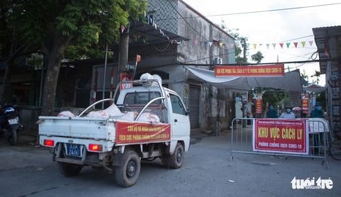 Những người lính trẻ đội nắng, vượt màn đêm gặt lúa cho bà con vùng cách ly y tế - Ảnh 7. Những người lính trẻ đội nắng, vượt màn đêm gặt lúa cho bà con vùng cách ly y tế - Ảnh 7.