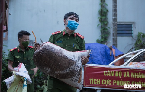 Những người lính trẻ đội nắng, vượt màn đêm gặt lúa cho bà con vùng cách ly y tế - Ảnh 8. Những người lính trẻ đội nắng, vượt màn đêm gặt lúa cho bà con vùng cách ly y tế - Ảnh 8.