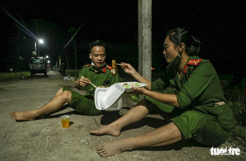 Những người lính trẻ đội nắng, vượt màn đêm gặt lúa cho bà con vùng cách ly y tế - Ảnh 9. Những người lính trẻ đội nắng, vượt màn đêm gặt lúa cho bà con vùng cách ly y tế - Ảnh 9.