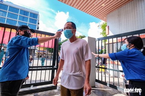 Người dân Hà Nội xếp hàng từ 4h sáng mua bánh trung thu - Ảnh 8. Người dân Hà Nội xếp hàng từ 4h sáng mua bánh trung thu - Ảnh 8.