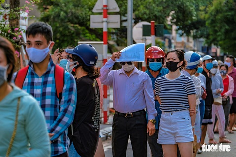 Người dân Hà Nội xếp hàng từ 4h sáng mua bánh trung thu - Ảnh 7. Người dân Hà Nội xếp hàng từ 4h sáng mua bánh trung thu - Ảnh 7.