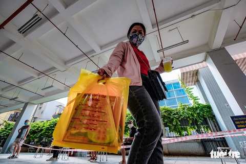 Người dân Hà Nội xếp hàng từ 4h sáng mua bánh trung thu - Ảnh 10. Người dân Hà Nội xếp hàng từ 4h sáng mua bánh trung thu - Ảnh 10.