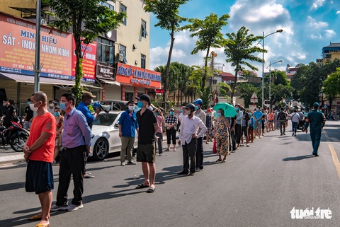 Người dân Hà Nội xếp hàng từ 4h sáng mua bánh trung thu - Ảnh 2. Người dân Hà Nội xếp hàng từ 4h sáng mua bánh trung thu - Ảnh 2.