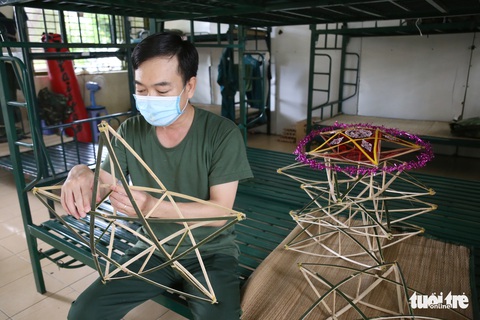 Bộ đội chẻ tre làm lồng đèn tặng trẻ em khó khăn, mồ côi vui Trung thu - Ảnh 4. Bộ đội chẻ tre làm lồng đèn tặng trẻ em khó khăn, mồ côi vui Trung thu - Ảnh 4.