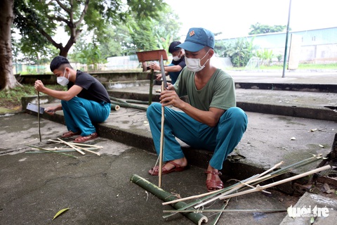 Bộ đội chẻ tre làm lồng đèn tặng trẻ em khó khăn, mồ côi vui Trung thu - Ảnh 5. Bộ đội chẻ tre làm lồng đèn tặng trẻ em khó khăn, mồ côi vui Trung thu - Ảnh 5.