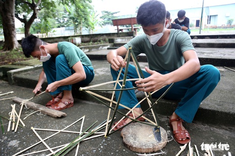 Bộ đội chẻ tre làm lồng đèn tặng trẻ em khó khăn, mồ côi vui Trung thu - Ảnh 1. Bộ đội chẻ tre làm lồng đèn tặng trẻ em khó khăn, mồ côi vui Trung thu - Ảnh 1.