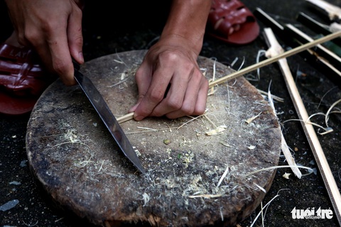 Bộ đội chẻ tre làm lồng đèn tặng trẻ em khó khăn, mồ côi vui Trung thu - Ảnh 6. Bộ đội chẻ tre làm lồng đèn tặng trẻ em khó khăn, mồ côi vui Trung thu - Ảnh 6.