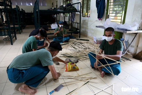 Bộ đội chẻ tre làm lồng đèn tặng trẻ em khó khăn, mồ côi vui Trung thu - Ảnh 8. Bộ đội chẻ tre làm lồng đèn tặng trẻ em khó khăn, mồ côi vui Trung thu - Ảnh 8.