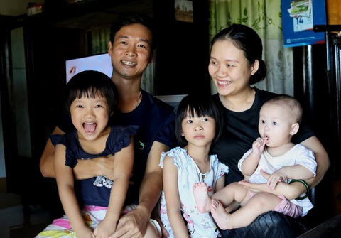 Bán mảnh đất, hai vợ chồng dành 2 tỉ mua thiết bị y tế giúp Quảng Bình chống dịch - Ảnh 1. Bán mảnh đất, hai vợ chồng dành 2 tỉ mua thiết bị y tế giúp Quảng Bình chống dịch - Ảnh 1.